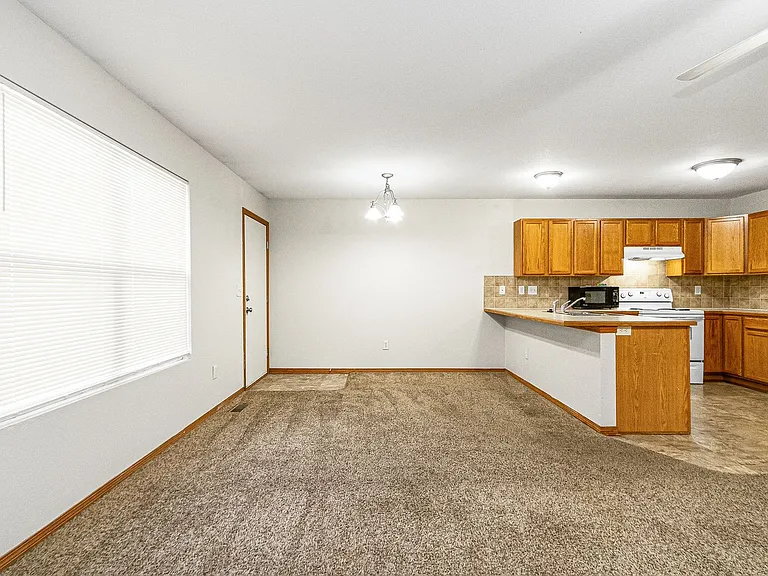 1104 Country Club Ln — Photo 6