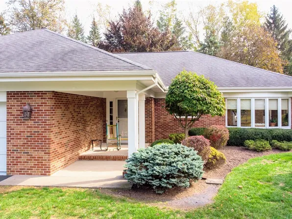 12 Powdermill Dr, Pittsford, NY 14534