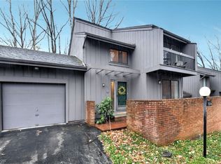 956 Canyon View Rd, Northfield, OH 44067