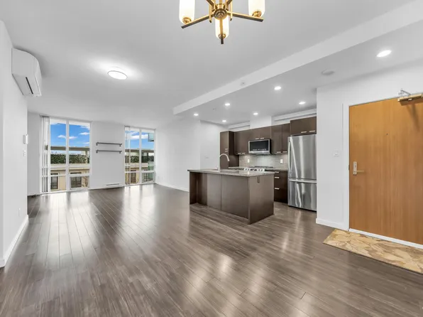 2200 Douglas Rd #304, Burnaby, BC V5C 0G8