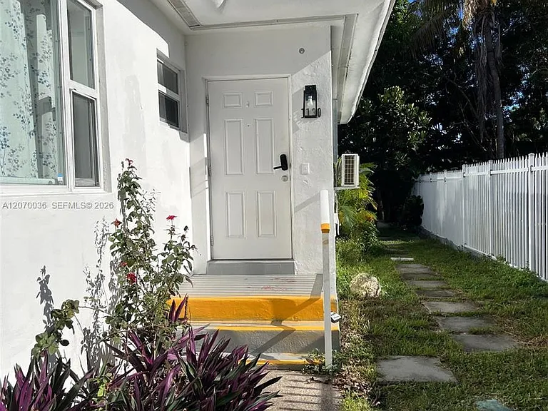 1130 NE 111th St #1130 — Photo 2