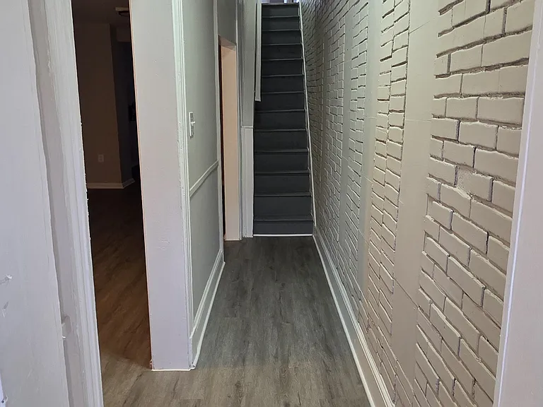 2521 E Madison St — Photo 2