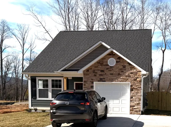 104 Crew Ln, Black Mountain, NC 28711