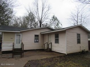 301B Armstrong St, Batesville, MS 38606