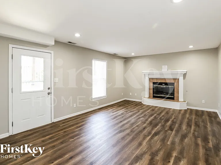 904 E Madelyn Dr — Photo 8