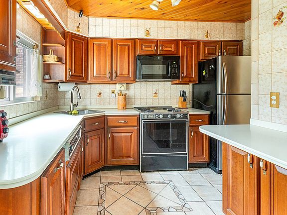 5th image of 5105 74th St