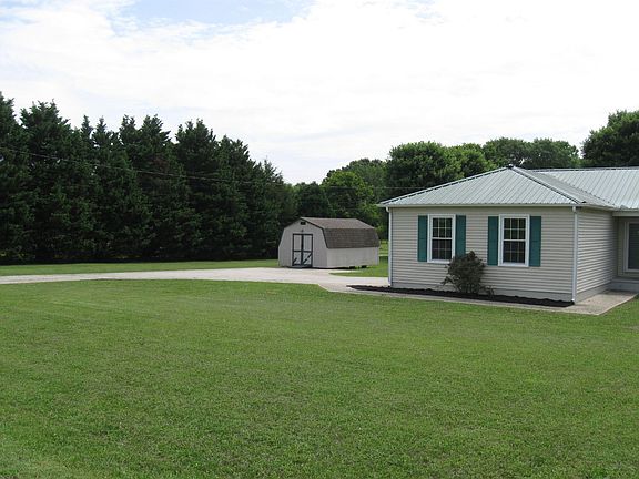 3rd image of 224 Gaines Cir