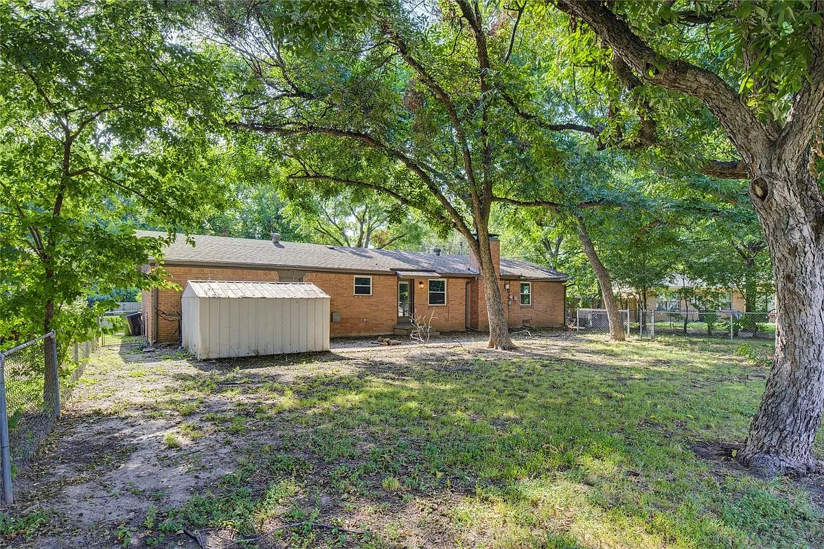 3 bed, 2.0 bath, 1588 sqft, $2,100 — Photo 3