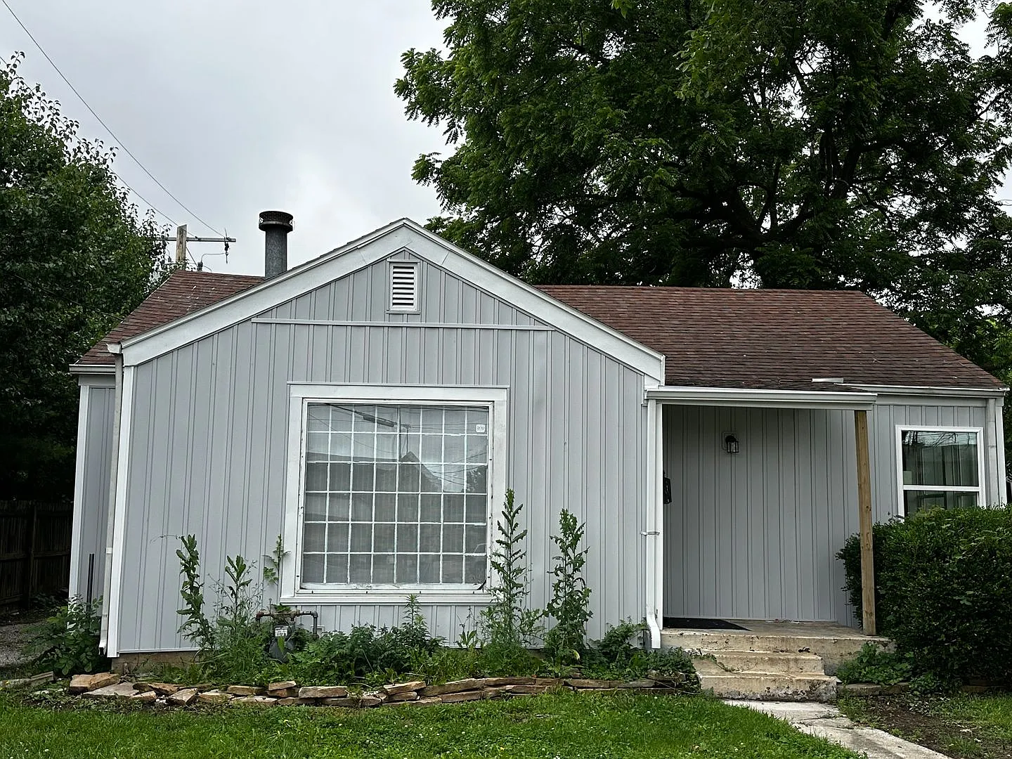 Cute 2 bedroom bungalow next to MSU — Photo 1