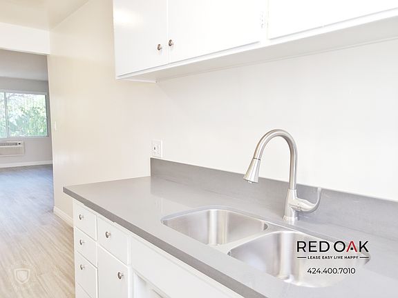 3rd image of 12737 Moorpark St APT 4