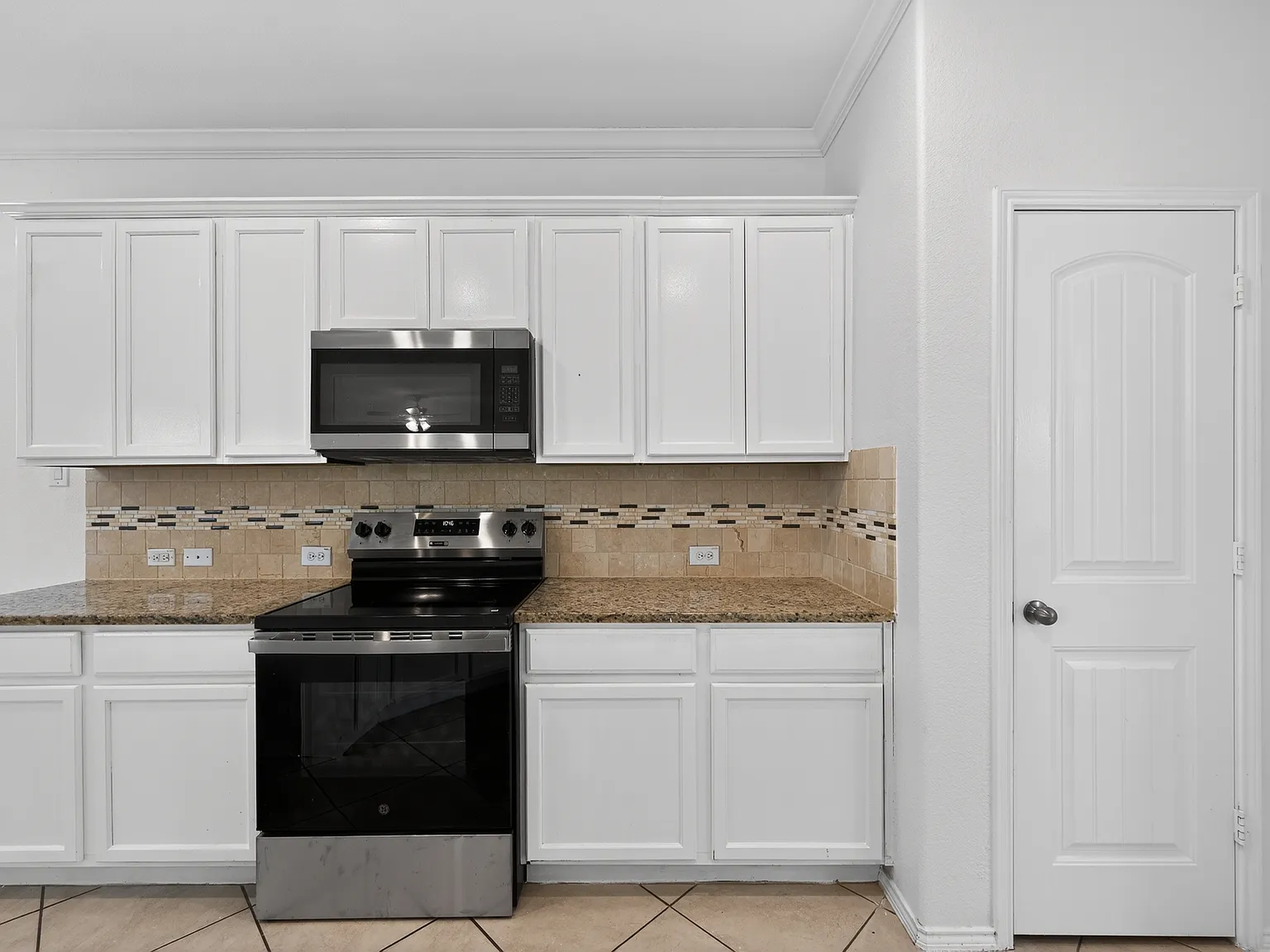 4 bed, 2.5 bath, 2500 sqft, $2,850 — Photo 3