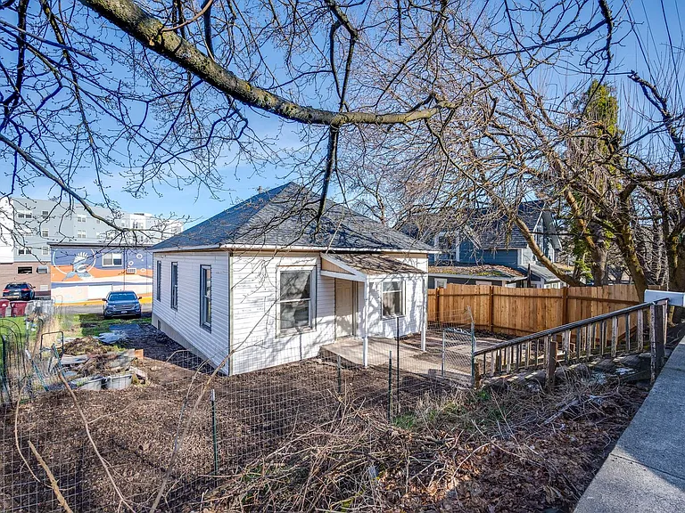 225 SE Spring St — Photo 4
