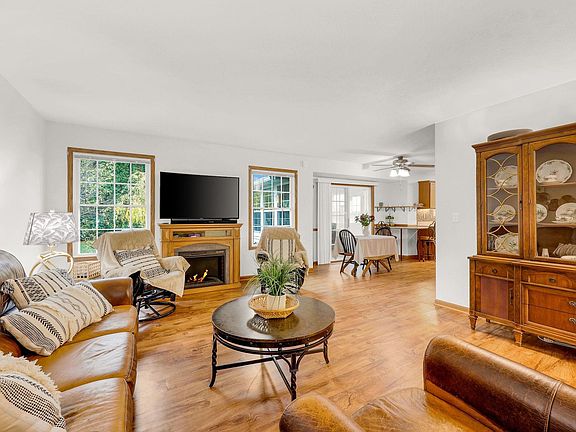 3rd image of 301 Comfortcove St