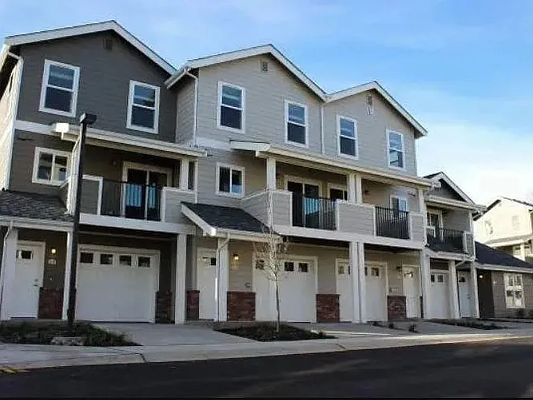 Modern 3 bedroom Townhomes with Garage — Photo 48