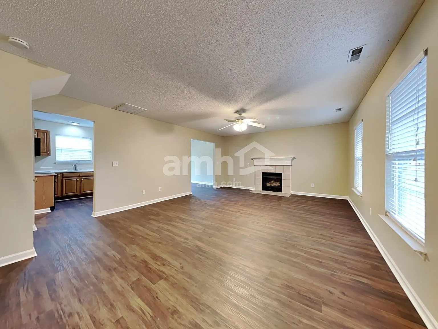 3 bed, 2.5 bath, 1704 sqft, $2,325 — Photo 4