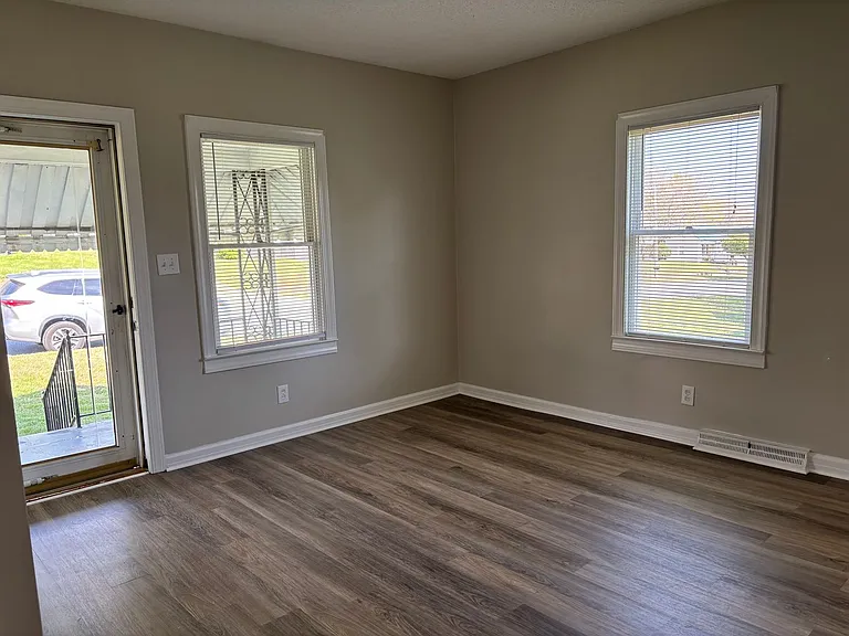 1310 Maple St — Photo 3