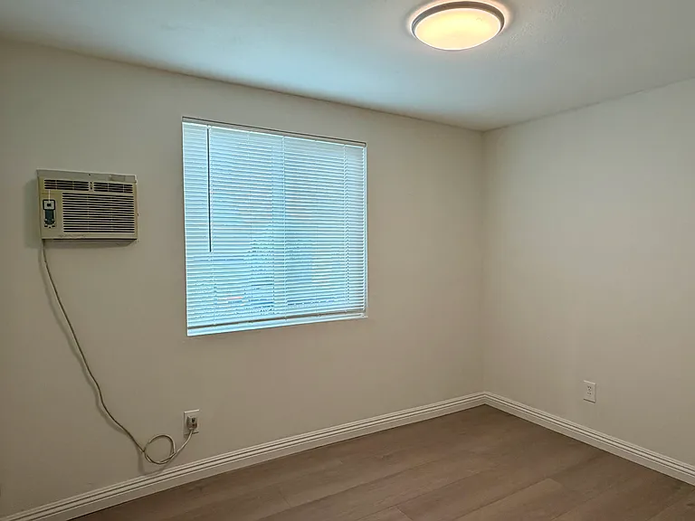 2524 Lancaster Ave — Photo 15