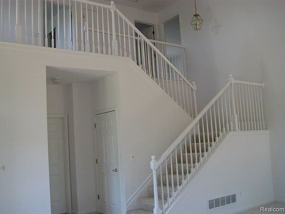 4th image of 7401 Gateway Dr #1