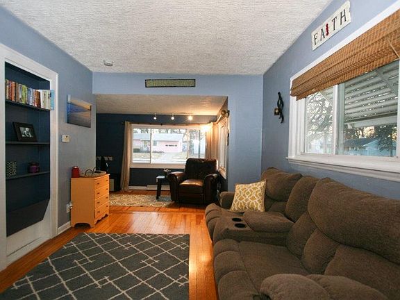 4th image of 820 W Broadway St