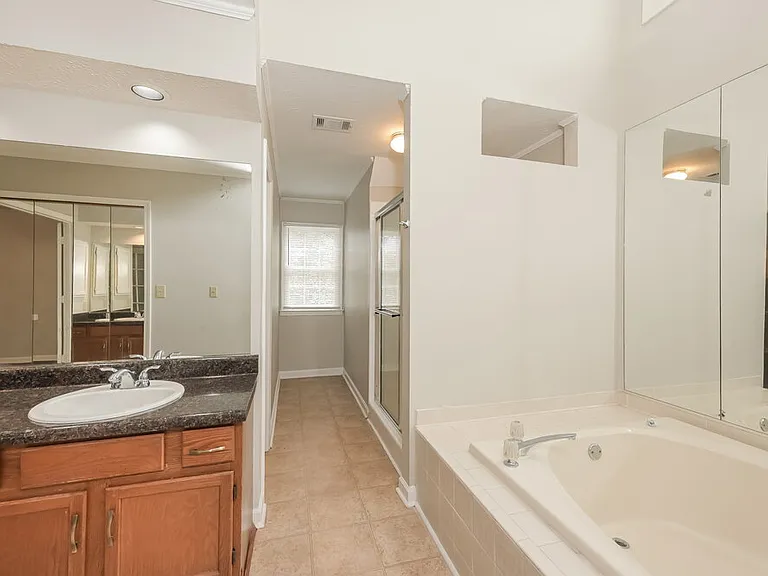 2481 Meadowglen Trl — Photo 12