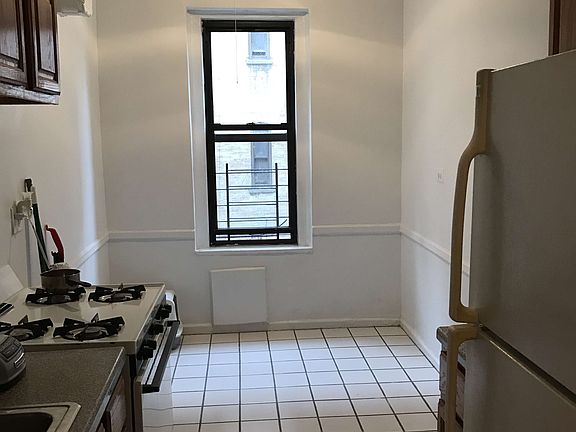 5th image of 28 Bedford Park Blvd E APT A8