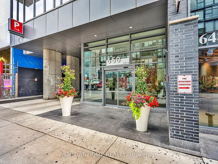 650 King St W #605 — Photo 2