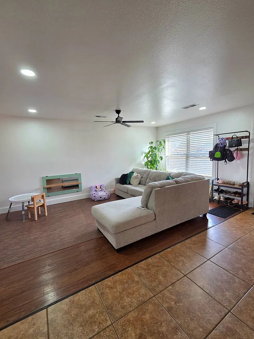 207 E Marietta Ct — Photo 2