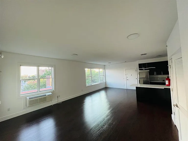 414 50th St #501 — Photo 2