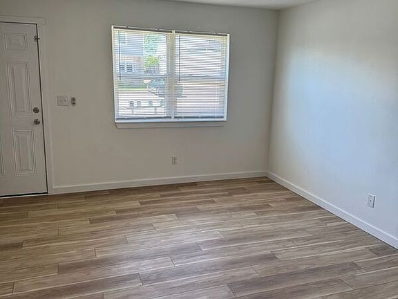 5th image of 615 E Bain St
