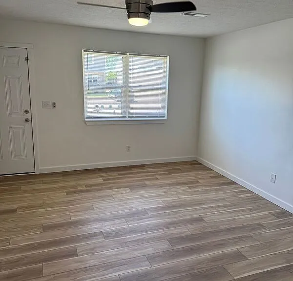 615 E Bain St — Photo 5