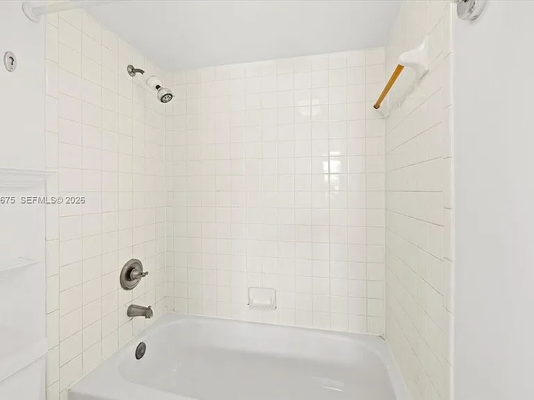 999 Hamilton Dr #999B — Photo 16