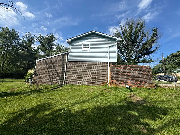 2nd image of 2004 Rockwood Dr