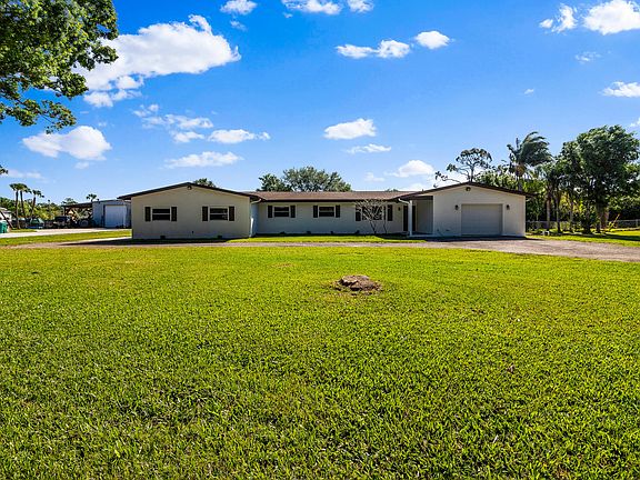 2nd image of 2555 Lake Crest Blvd