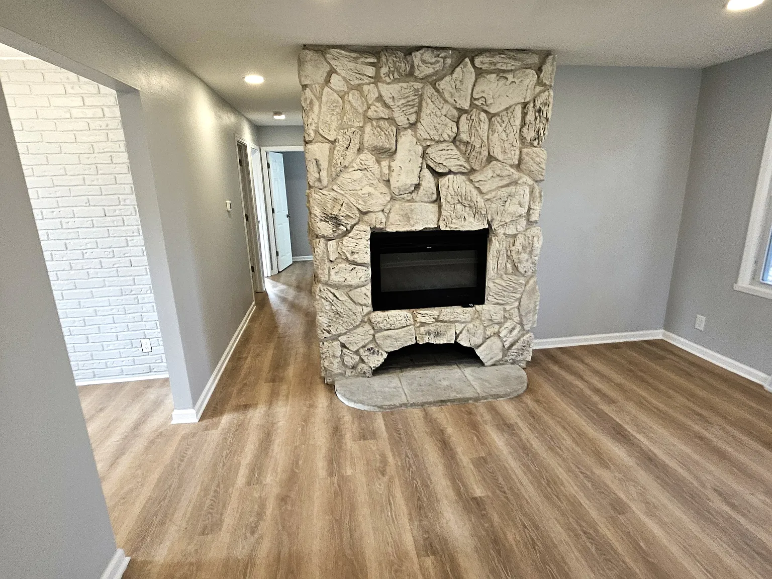 3 bed, 1000 sqft, $1,800 — Photo 2
