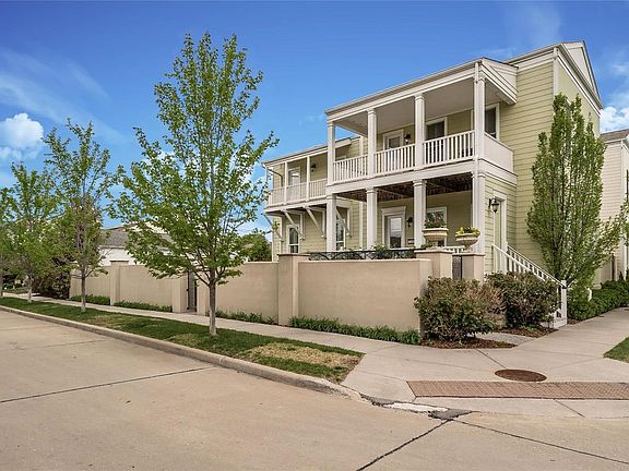 Enjoy the outdoor balconies overlooking the private courtyard!