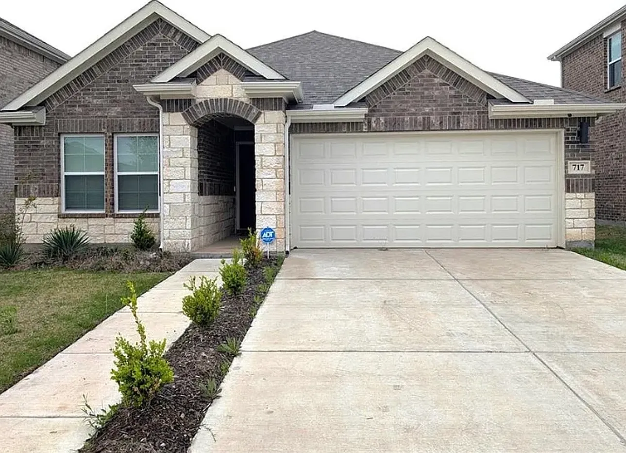 4 bed, 1911 sqft, $2,350 — Photo 3