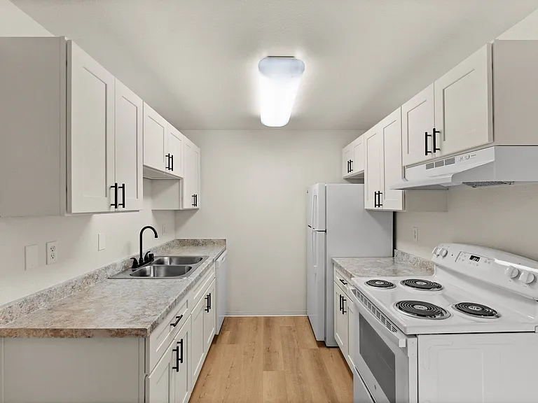 1 Bed 1 Bath - 600 Sq Ft 1 Bed 1 Bath - 600 Sq Ft
