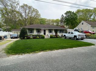 89 19th St, Wading River, NY 11792