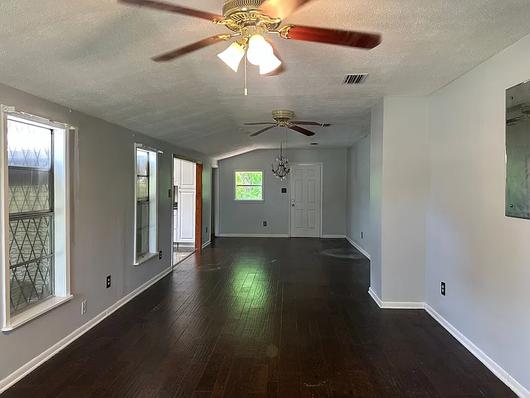 1139 Dudley Ln — Photo 2