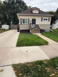 916 S 4th St, Aberdeen, SD, 57401