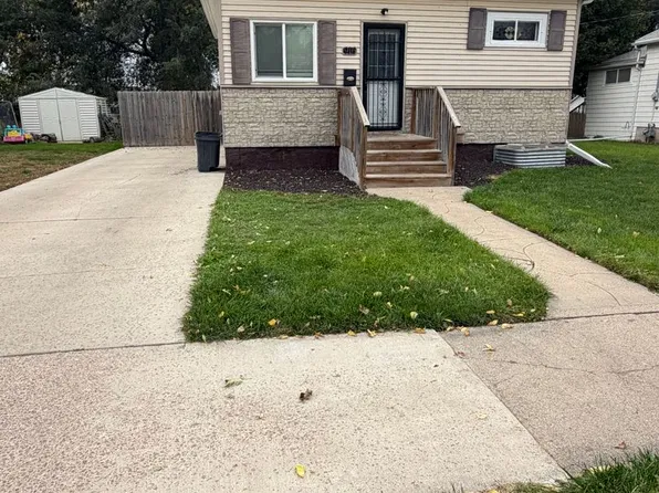 916 S 4th St, Aberdeen, SD 57401
