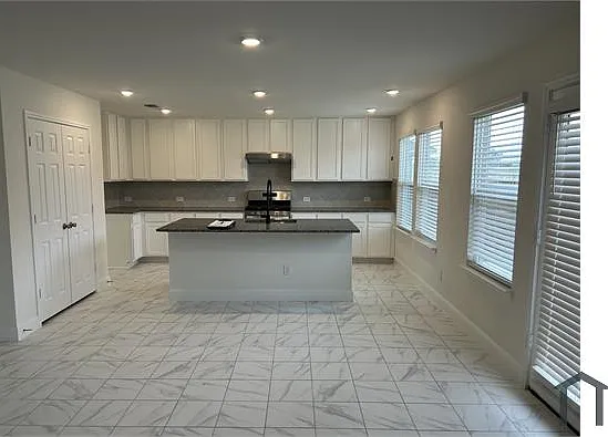 4 bed, 2568 sqft, $2,800 — Photo 4