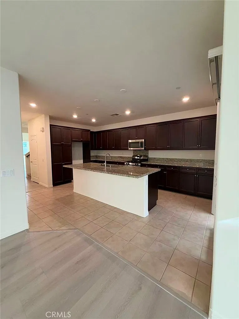 4 bed, 2469 sqft, $3,500 — Photo 4