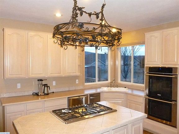 3rd image of 219 Ashwood St