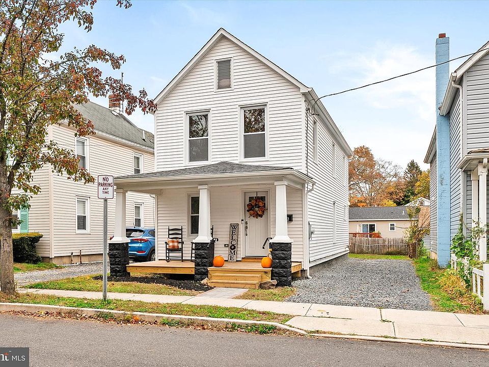 1st image of 104 1st Ave
