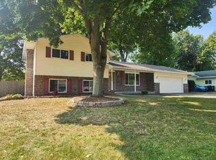 3235 N Shoreview Dr, Fort Gratiot, MI 48059