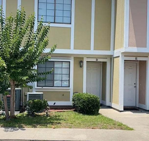 1208 Pinegrove Dr #D — Photo 1