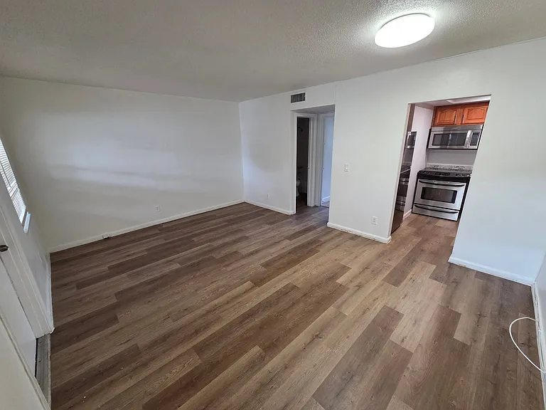 236 SE 9th Ave — Photo 3