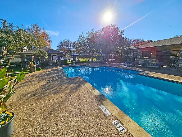 16300 Ledgemont Ln — Photo 27