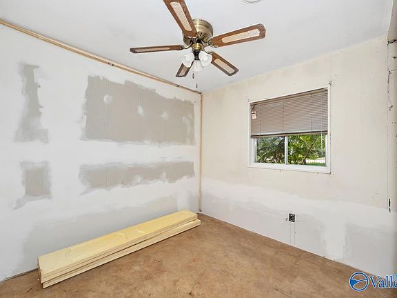 4th image of 3829 Crane Dr NE